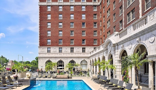 Contemporary Hotel in Central West End district! Parking, Pool & Cinema Onsite!