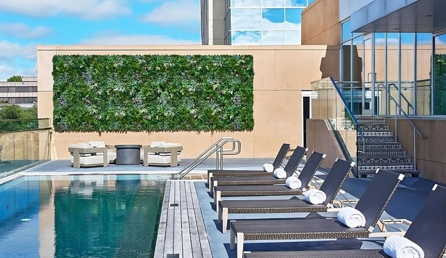 Convenient Stay, Superb Location! Onsite Pool, Pets Allowed, Near Crown Center