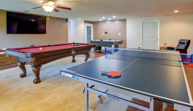 Conway Retreat: Private Hot Tub, Deck & Game Room!