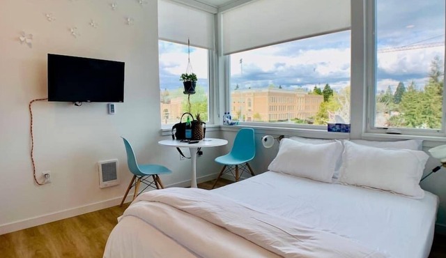 Corner unit studio with natural light and premium amenities for a very comfortable quick stay. in Seattle