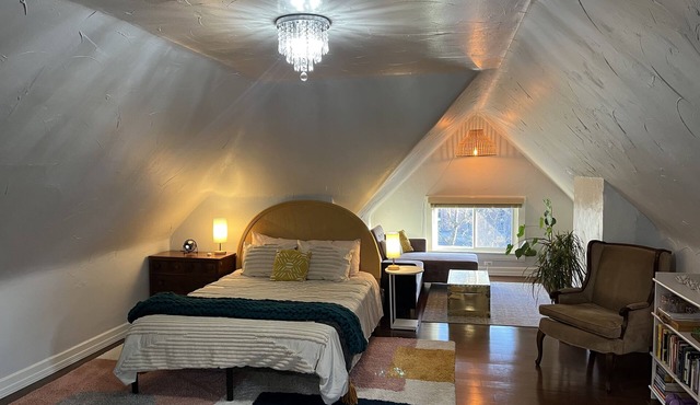 Cosy Boho 3rd Floor Studio in Heart of Covington, 5 Minute Walk to Wedding Venue