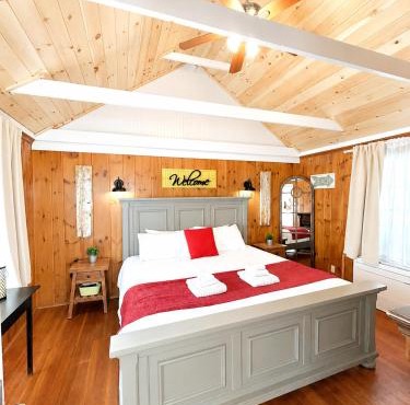 Cottage 12 - King Bed Child Loft w Twin Private Bath Kitchenette Pets Allowed Fee applies