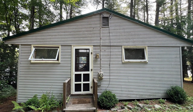 Cottage on motorboat-free Lake. Swim, Fish, Canoe in the Pioneer Valleyn