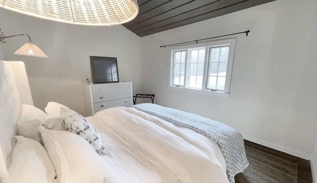 Cottage Retreat - Historic Cottage Home w Home Gym