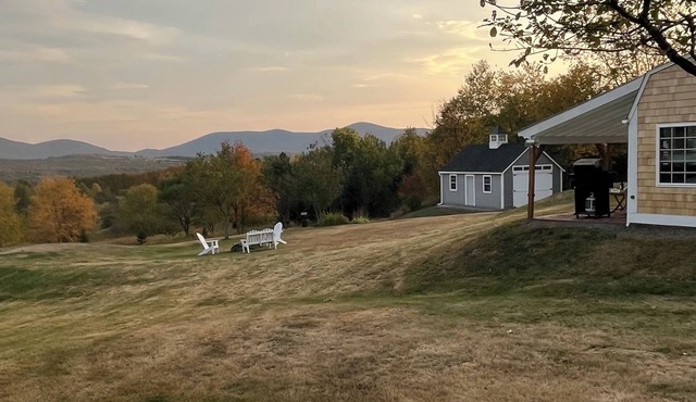 Cottage w Breathtaking Views of 22 Mountain Peaks, Direct Access to ATV Trails.