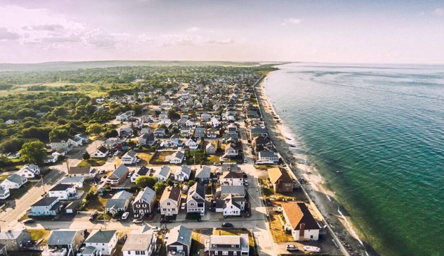 Cottage with large yard, parking, and steps to Sunrise Beach in Marshfield!