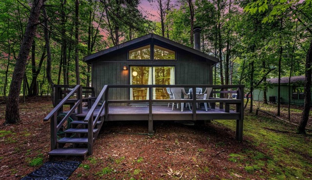 Country Comfort -wifi, fireplace, golf, pool access, deck