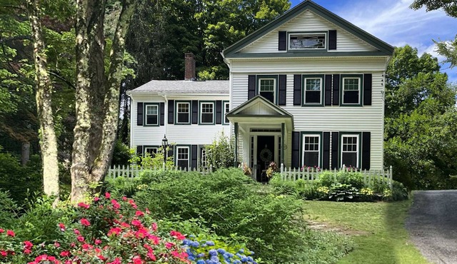 Country getaway in 2 family home, huge yard & grounds, minutes from lakes & more