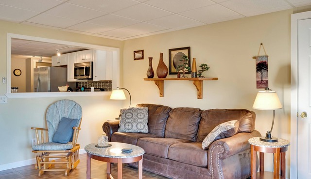 Couple's Retreat w/Lake View in Newport!