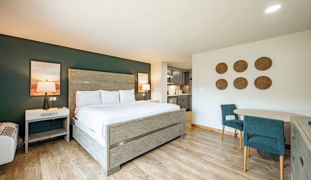 Cove Creek Lodge: 105 Poolside Executive King Suite