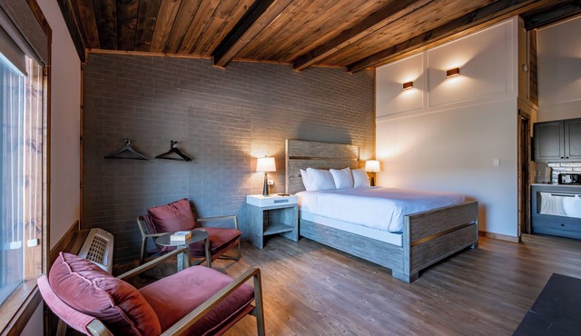 Cove Creek Lodge: 206 Standard King Room