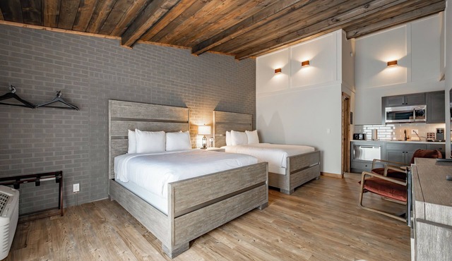 Cove Creek Lodge: 216 Lakeside Double Queen Room