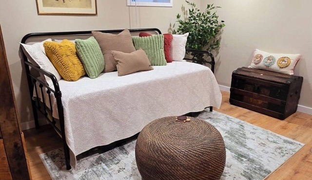Cozy 1 bedroom basemant apt with private entrance and AC in the heart of Salem