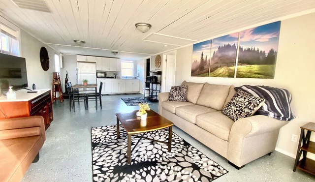Cozy 1-bedroom cottage in welcoming Calvert City with AC and heat