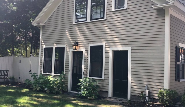 Cozy 1 bedroom in great Wellesley location. 1block from the commuter rail.