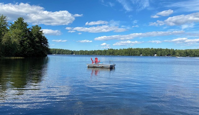 Cozy 1 BR, 1 Loft. 1 Bath Cottage 50’ from Lake
