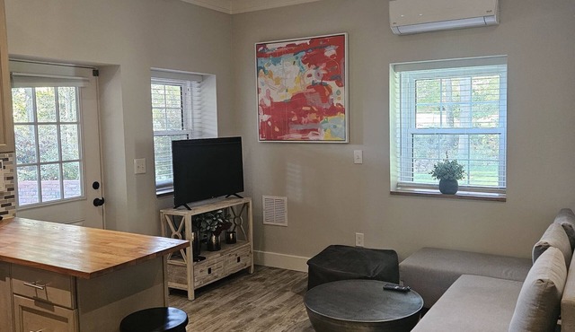 Cozy 1 br apartment with a private entrance and patio in Fairfield