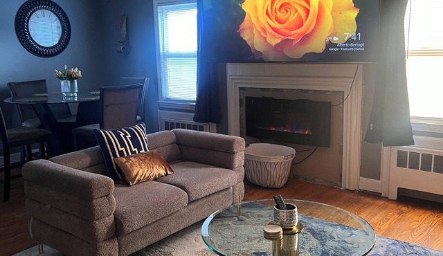 Cozy 2-bedroom apartment in charming West Hartford with WiFi