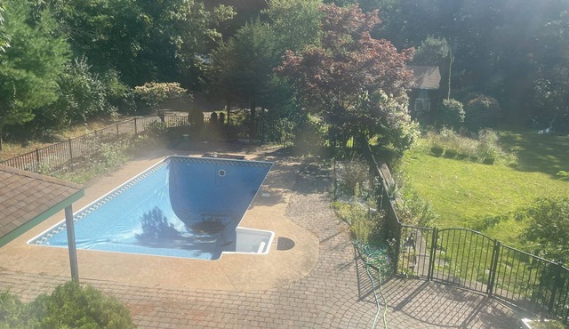 Cozy 2-bedroom apartment in tranquil Leicester with WiFi, AC, fitness room