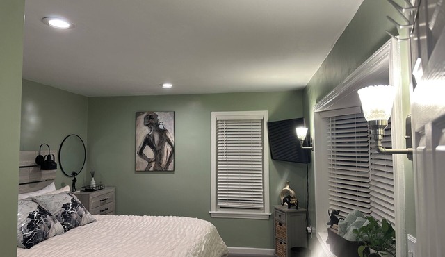 Cozy 2-bedroom apartment in charming Boston with WiFi, AC. Commuter train