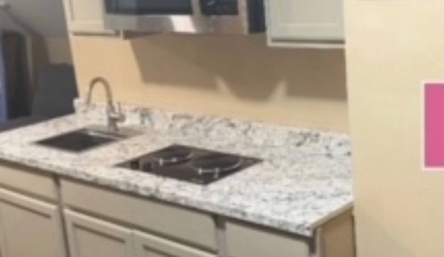 Cozy 2-bedroom apt with WiFi, AC, and cable in Springfield, MA, near all college