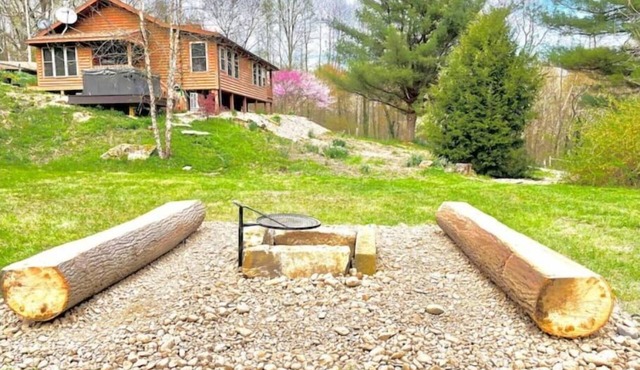 Cozy 2 Bedroom Cabin with Hot Tub