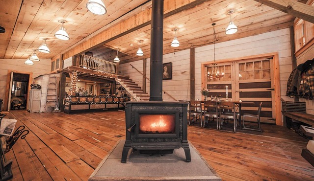 Cozy 2-bedroom cabin in enjoyable Londonderry with AC with hot tub and sauna