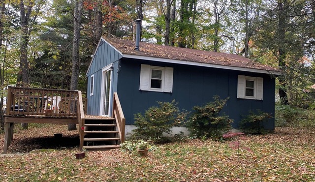 Cozy 2-bedroom cabin in charming Becket with WiFi, AC