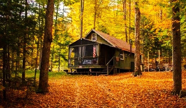 Cozy 2-bedroom cabin w/AC in Bath across from a river in The White Mountains