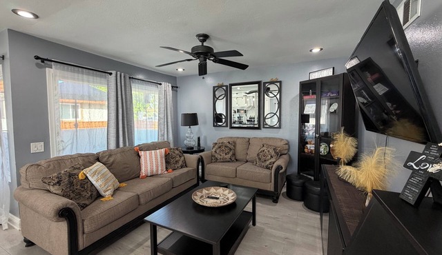 Cozy 2-bedroom condo with WiFi, AC in lovely Lake Forest.