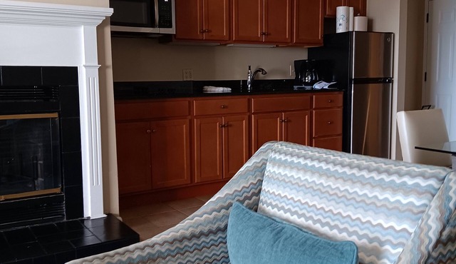 Cozy 2-bedroom condo with AC, fitness room in charming Westbrook. Oceanfront,