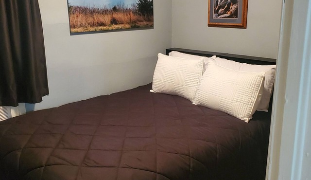 Cozy 2-bedroom house in Alma with WiFi, AC close to Harlan Lake and hunting.