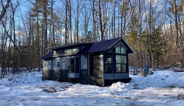Cozy 2-bedroom Tiny Home with hot tub, A/C, boat ramp access to quiet lake