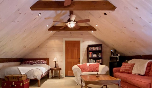 Cozy 2 BR Apartment in Quaint New England Town