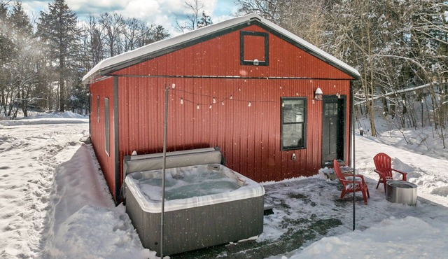 Cozy 2BR/1BA cabin for 6. Fireplace, outdoor fire pit, hot tub, and soaking tub.