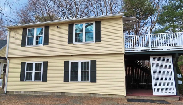 Cozy 2BR apartment just 1 mile from downtown Northampton with AC!