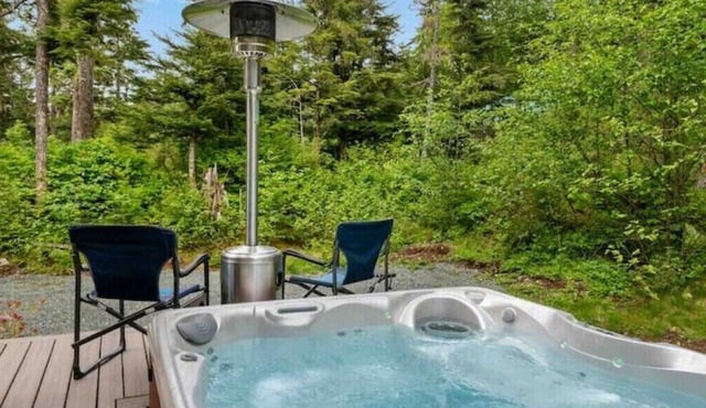 Cozy 2BR Apt, Hot tub, King bed, secluded, and freshly remodeled!