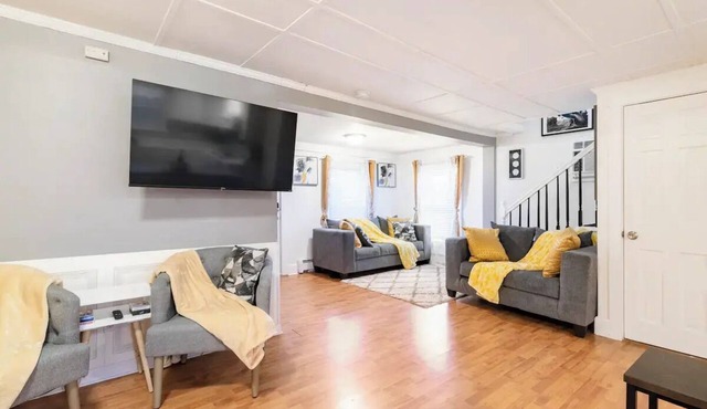Cozy 3 bd Cottage w/access to private lake