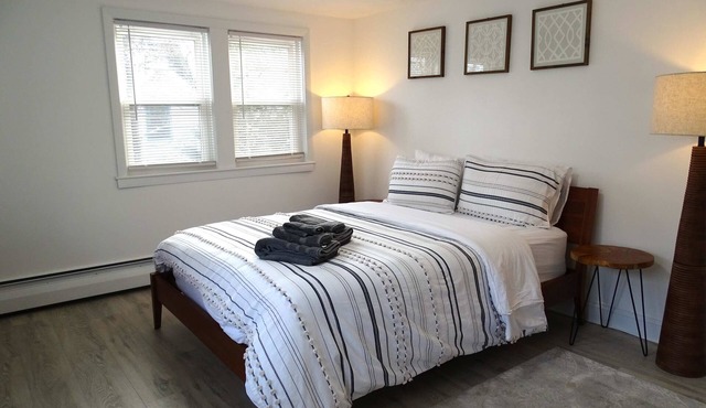 Cozy 3 Bed Apt in Quiet Neighborhood