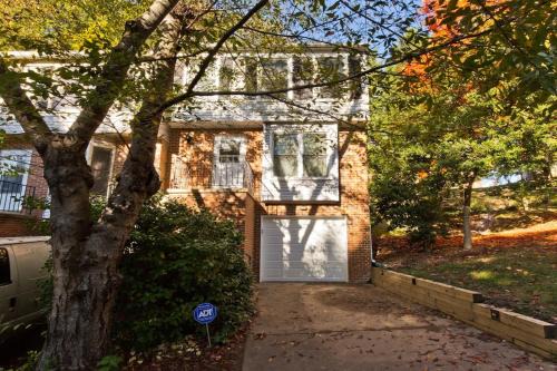 Cozy 3 bedroom and 2 bath Townhouse