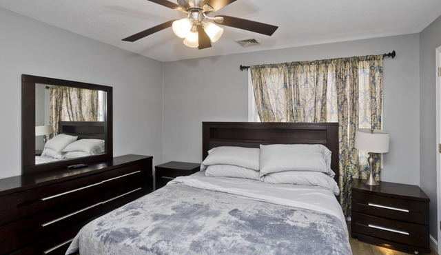 Cozy 3-bedroom Duplex1 with WiFi, AC in peaceful Springfield