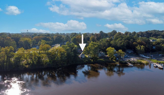 Cozy 3-bedroom River Front cottage in Rocky Hill CT