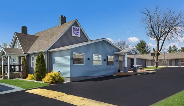 Cozy 3 Double Rooms! Spacious, Non-Smoking, Near Local Shops & Historic Sites!