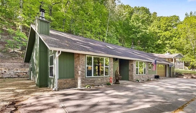 Cozy 4-bedroom house at beautiful Beaver Lake with fire pit and nice patio!