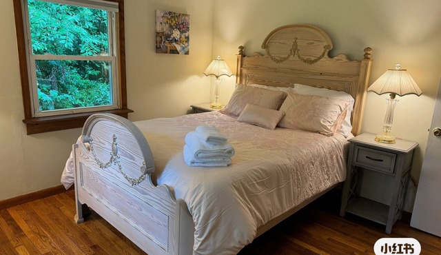 Cozy 4-bedroom house with AC and WiFi in charming Amherst