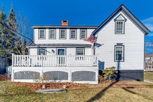 Cozy Apartment Near The River: Walk to Town & Local Attractions