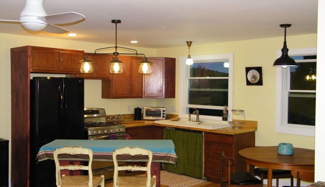 Cozy apartment overlooking our small farm. Family Friendly.