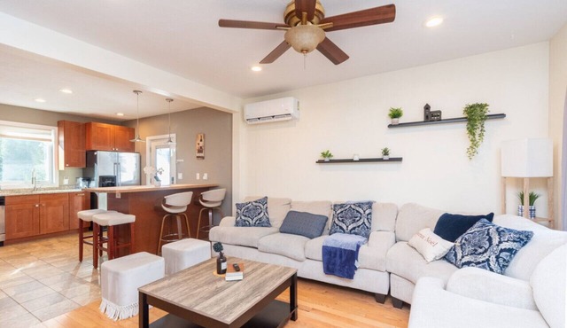 Cozy Boston Homestead : Sleeps 8, Pet Friendly