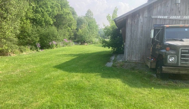 Cozy cabin in charming Enosburg with AC, WiFi. Used to be a sugarhouse.