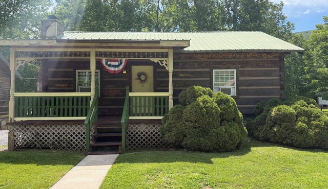Cozy cabin in lovely Seneca Rocks WV with WiFi, smart TVs and jucuzzi tub